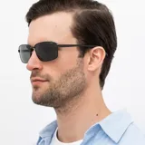 Lentes de sol INVU modelo B1607G, con montura rectangular de metal color negro y lentes polarizadas.