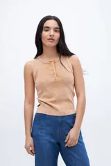 Musculosa color durazno de algodón en rib, con efecto marmolado, media cartera de botones y bordado en la espalda.