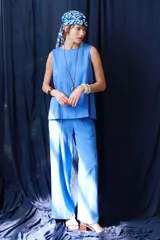 Pantalón de lino color azul con bolsillos laterales y traseros.