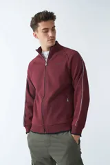 Campera de felpa gris oscuro para hombre, con fit regular, logo estampado, manga larga, cremallera entera, bolsillos con cierre y cuello elevado.