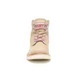 Bota Caterpillar Colorado 2.0 color beige con cordones rosas, cuello acolchado blanco y logo de la marca en rosa. Fabricada con capellada de cuero nobuck, forro interno de nylon en malla y suela de goma duradera.