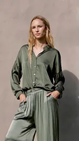 Camisa verde militar de seda con cuello mao y botones frontales.