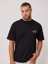 Remera negra de algodón con calce holgado y estampado del logo de Rusty en el frente y la espalda.