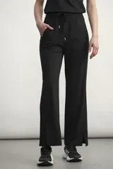 Pantalón negro de corte ancho con cintura elastizada y cordón ajustable.