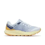 Zapatillas de trail running Merrell Antora 4 para mujer, color celeste con detalles en amarillo y suela color caramelo.