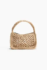 Cartera de mano color beige, confeccionada en paja trenzada de papel. Tiene asa corta y cierre superior con cremallera.