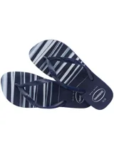 Chancletas Havaianas azul marino con estampado de rayas diagonales en tonos celeste y blanco.