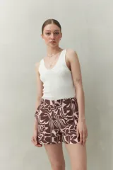 Musculosa negra de tejido acanalado con escote en V y calce al cuerpo.