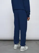 Pantalón de jogging azul marino de felpa sin friza, con puños elásticos y logo de Umbro bordado en celeste.