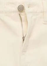 Pantalón de pana color crema, de tiro alto, corte slouchy y diseño balloon.