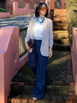 Pantalón de jean de tiro alto, corte acampanado y color azul.
