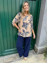 Pantalón azul de pana con corte palazzo, cintura alta con elástico y cordón ajustable.