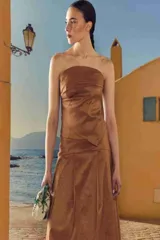 Top strapless color marrón terracota con diseño drapeado y corte asimétrico.