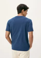 Camiseta básica color verde con cuello redondo y manga corta.