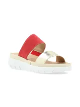 Sandalia de cuero con dos tiras, una roja de gamuza y otra dorada metalizada. Suela de goma blanca con plataforma.