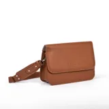 Bandolera marrón de cuero vacuno, con cierre metálico YKK, correa ajustable extraíble y bolsillo interno con cierre.