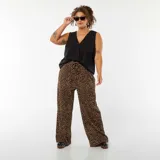 Blusa negra sin mangas con escote en V cruzado.