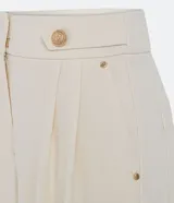 Pantalón pantalona color blanco, de crepé, con cintura mediana, botón y pliegues delanteros.