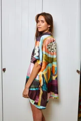 Camisola estampada multicolor de seda, talle único y calce holgado.