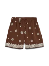 Short de tiro medio color marrón oscuro con estampado de círculos y detalles de encaje en el ruedo. Posee cordón ajustable en la cintura.