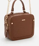 Bolso camera bag transversal mediano color beige, con cierre de cremallera, correa de mano y asa larga con detalle de cadenas desmontables.