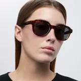 Lentes de sol Tala Tigris Carbon unisex con montura cuadrada color carey y lentes polarizadas negras. Fabricados con material Bio-based G850 y patillas de Propionato de Celulosa. Protección UV400 - Categoría 3.