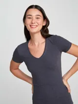 Camiseta rosa de manga corta con cuello en V y corte entallado.
