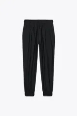 Pantalón jogger marrón de tiro alto con cintura elástica ajustable con cordones, bolsillos delanteros y puños elásticos en los tobillos.