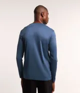 Remera deportiva azul para hombre, modelo comfort, confeccionada en tejido de poliéster con tecnología Dry, cuello redondo y mangas largas.