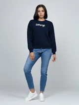 Sweater azul marino de cuello redondo con logo de la marca bordado con perlas en el pecho.