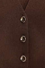 Chaleco color verde claro de punto con escote pico y cierre frontal con botones dorados.