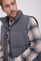 Chaleco puffer gris sin mangas con cuello alto y cierre de cremallera.