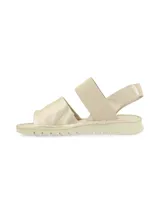 Sandalias bajas color dorado con dos tiras anchas, una sobre los dedos y otra elástica en el talón.