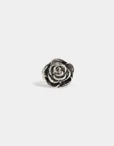 Anillo plateado con forma de rosa.