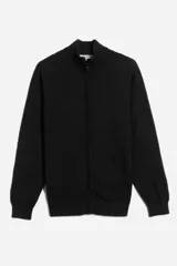 Campera negra de tejido de punto, con cuello alto, cierre frontal y mangas largas.