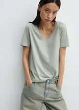 Camiseta negra de algodón con cuello en V y mangas cortas.