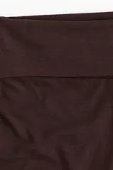 Pantalón marrón de punto suave con cintura ancha plegable y piernas rectas con bajo acampanado.