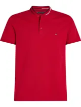 Chomba roja de Tommy Hilfiger de corte slim, con cuello Mao, logo bordado en el pecho y detalles distintivos de la marca.