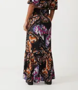Pollera midi de viscosa con estampado de mariposas, cintura elastizada con pespuntes de colores y ruedo fruncido.