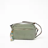 Bandolera verde de tela con correa marrón regulable y charms colgantes de cuentas de colores.