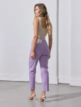 Pantalón negro de gabardina elastizada, marca Zac & Rachel. Corte recto, pretina ancha pespunteada, bolsillos simulados y largo al tobillo.