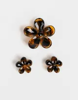 Set de tres broches para el pelo con forma de flor en color carey. Incluye un broche grande y dos broches pequeños.