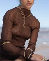 Collar plateado con eslabones grandes de metal con forma irregular.