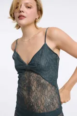 Camisón corto de encaje color burdeos con breteles finos.