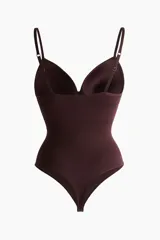 Body color borgoña con breteles finos regulables, escote en V, copas push-up sin aro y refuerzo interior con botones a presión ocultos. Diseño colaless y sin costuras con efecto moldeador en cintura y caderas.