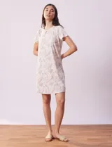 Camisón corto de tejido soft estampado, marca René Rofé. Tiene escote redondo con abertura y mangas cortas.