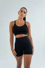 Short deportivo color marrón chocolate, de tiro alto y corte ajustado.