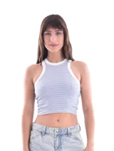 Musculosa corta de punto acanalado a rayas horizontales celestes y blancas, con cuello y sisas ribeteadas en blanco.