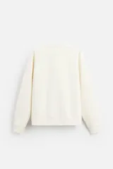 Sudadera negra de corte holgado, cuello redondo y mangas largas con puños acanalados.