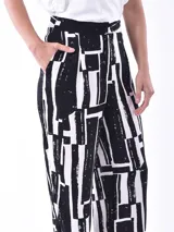 Pantalón de vestir de corte recto con estampado abstracto en blanco y negro.